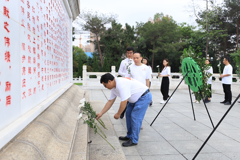 在場黨員依次將鮮花擺放在紀(jì)念碑前.JPG